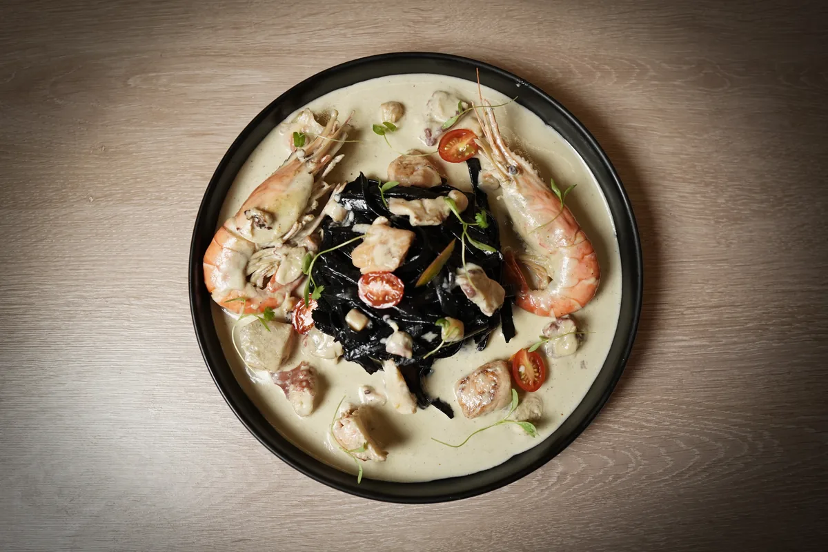 Fotografía gastronómica de restaurante: pasta negra con mariscos, toma 108
