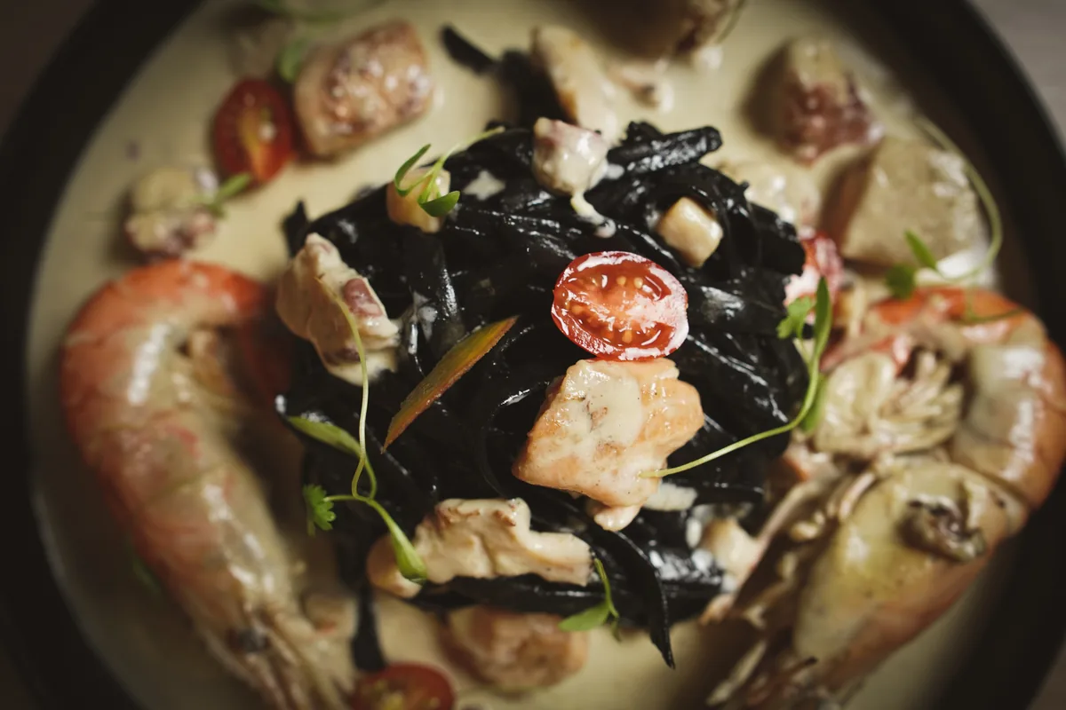 Fotografía gastronómica de restaurante: pasta negra con mariscos, toma 109
