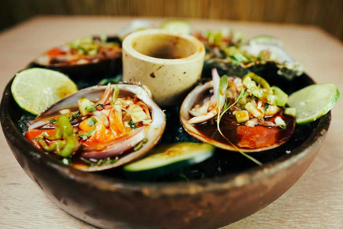 Fotografía gastronómica de restaurante: platón de mariscos, toma 78