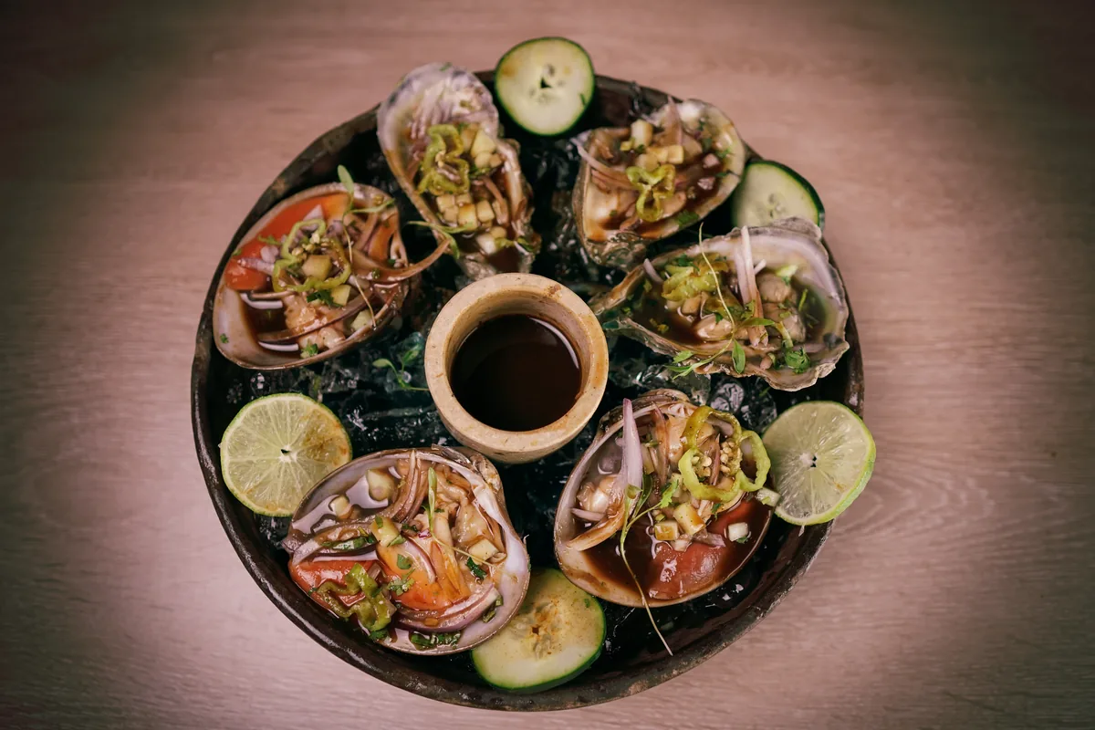 Fotografía gastronómica de restaurante: platón de mariscos, toma 79