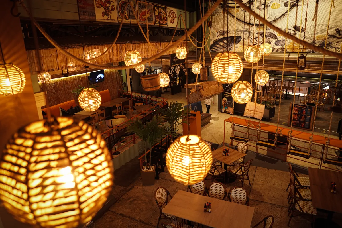 Fotografía gastronómica de restaurante: salón de restaurante con lámparas de mimbre, toma 99