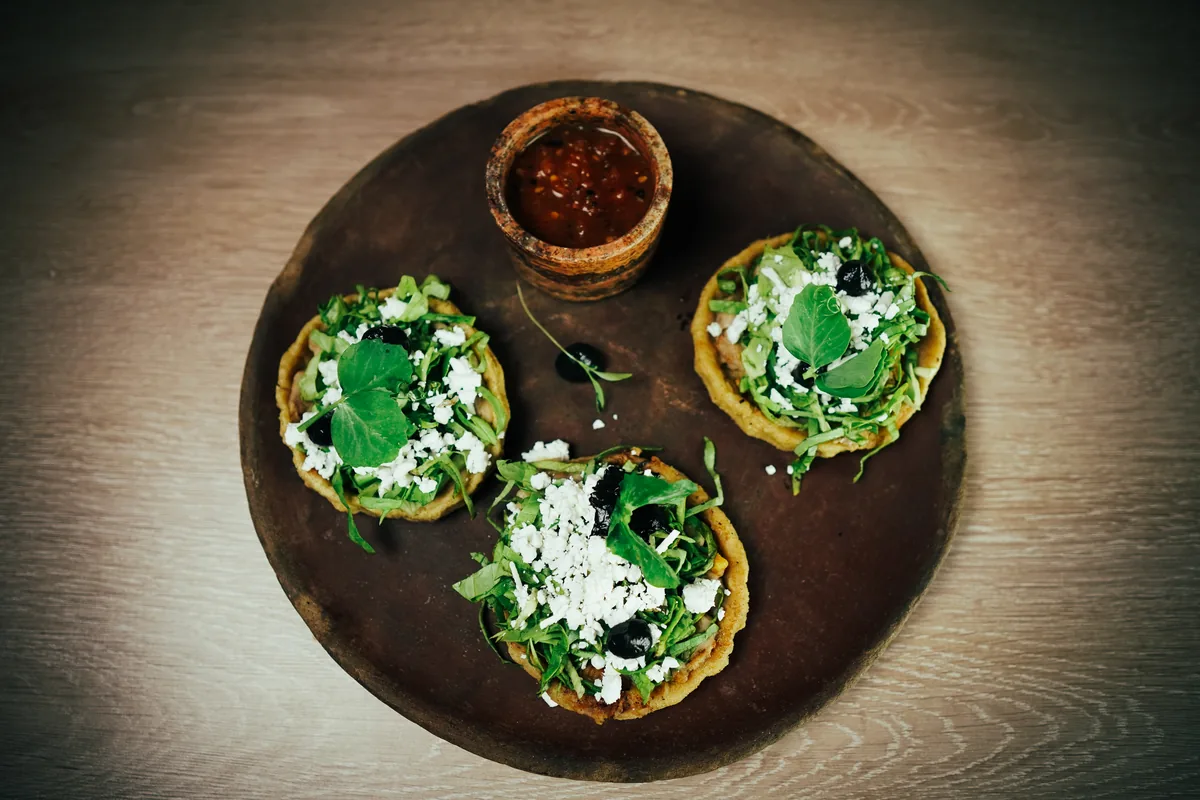 Fotografía gastronómica de restaurante: sopes de mariscos, toma 88