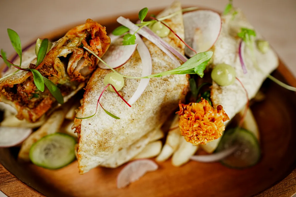 Fotografía gastronómica de restaurante: tacos de pescado, toma 81