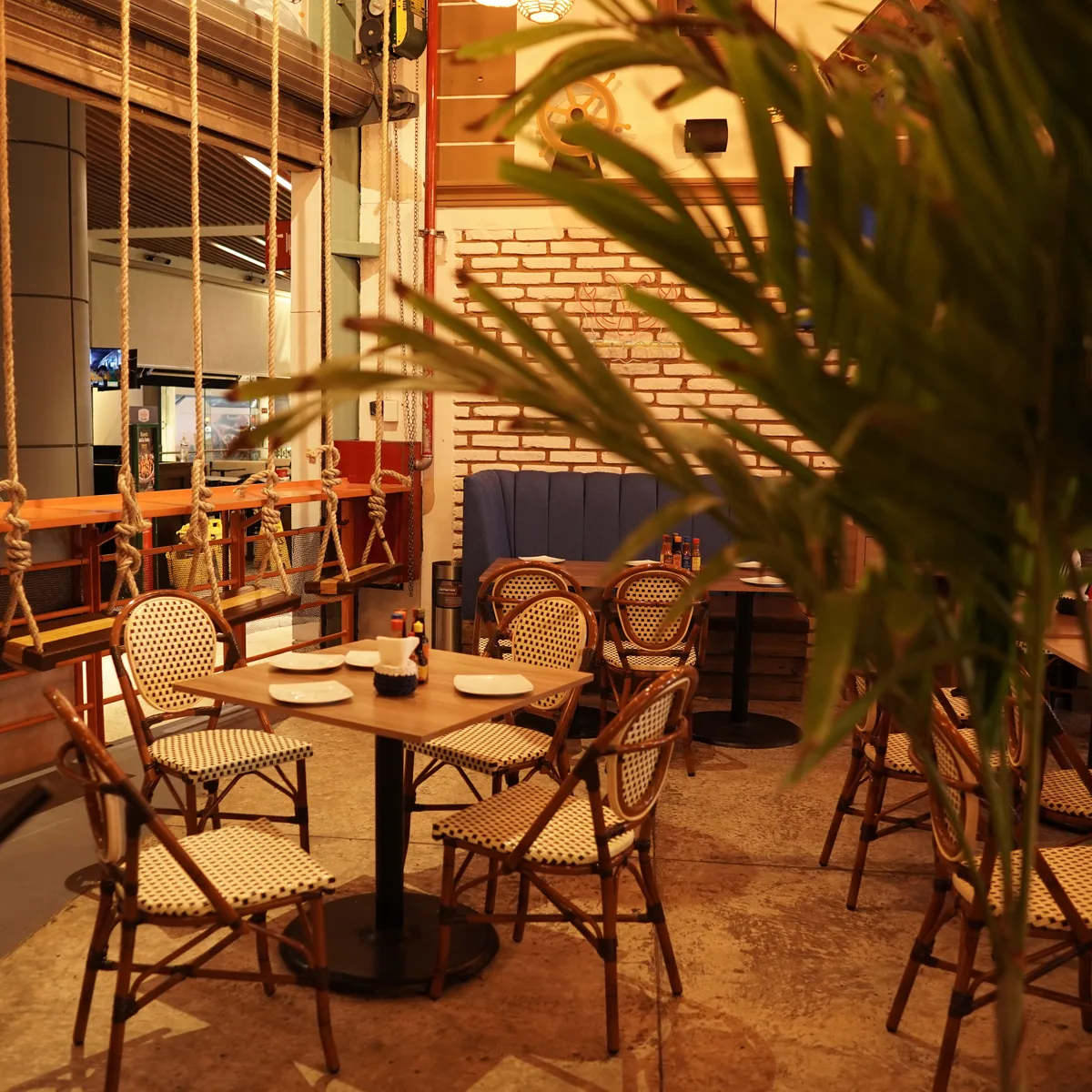 Fotografía gastronómica de restaurante: terraza interior de restaurante, toma 111