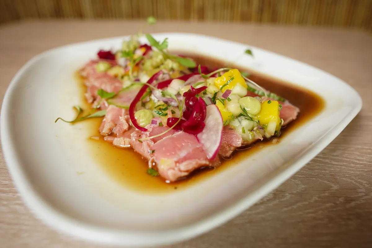 Fotografía gastronómica de restaurante: tiradito de atún, toma 101