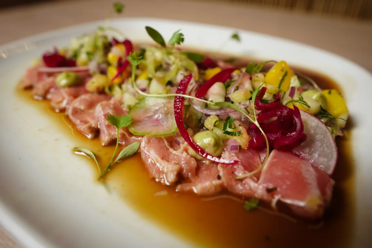 Fotografía gastronómica de restaurante: tiradito de atún, toma 103