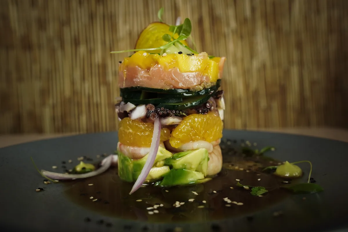 Fotografía gastronómica de restaurante: torre de mango y atún, toma 69