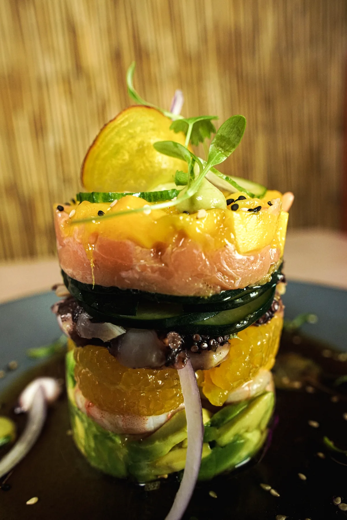 Fotografía gastronómica de restaurante: torre de mango y atún, toma 70