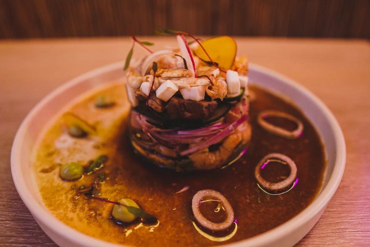 Fotografía gastronómica de restaurante: torre de mariscos en caldo, toma 63