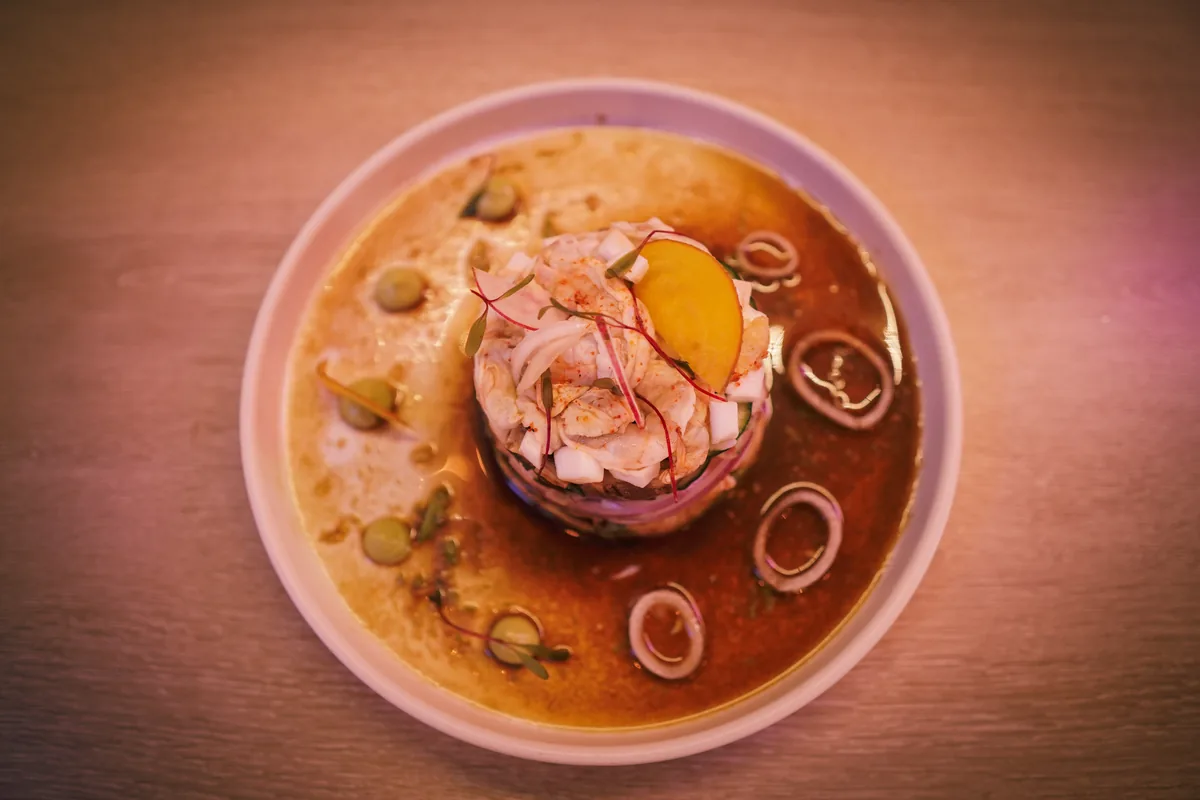 Fotografía gastronómica de restaurante: torre de mariscos en caldo, toma 64