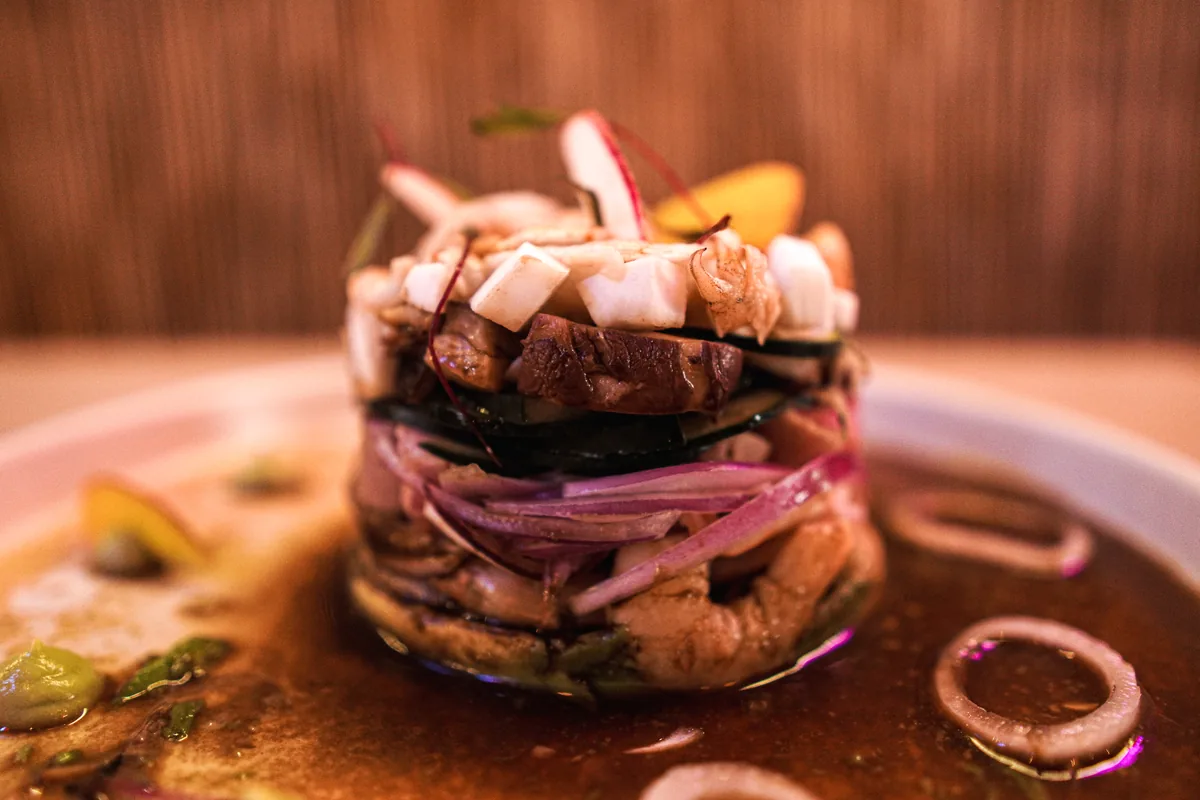 Fotografía gastronómica de restaurante: torre de mariscos en caldo, toma 65