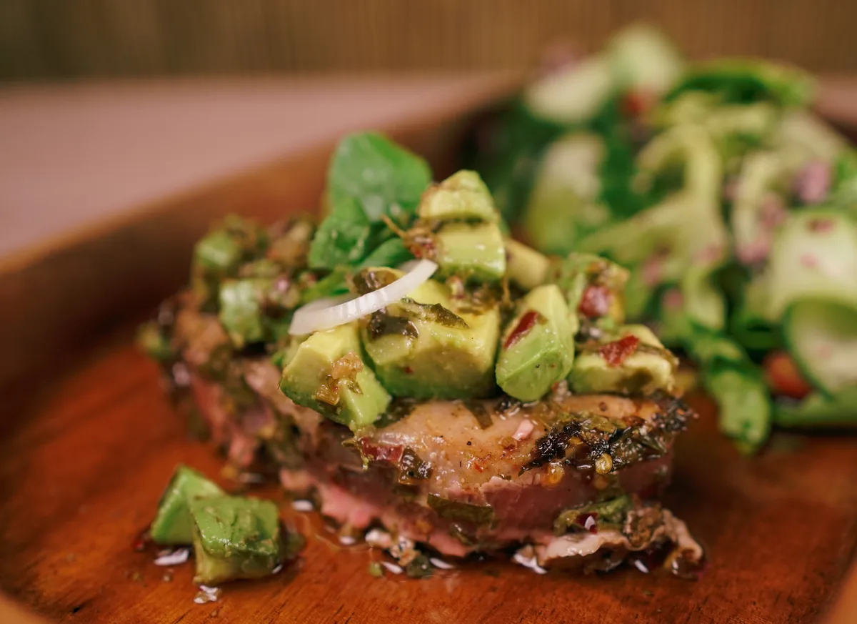 Fotografía gastronómica de restaurante: tostadas de aguachile con aguacate, toma 84