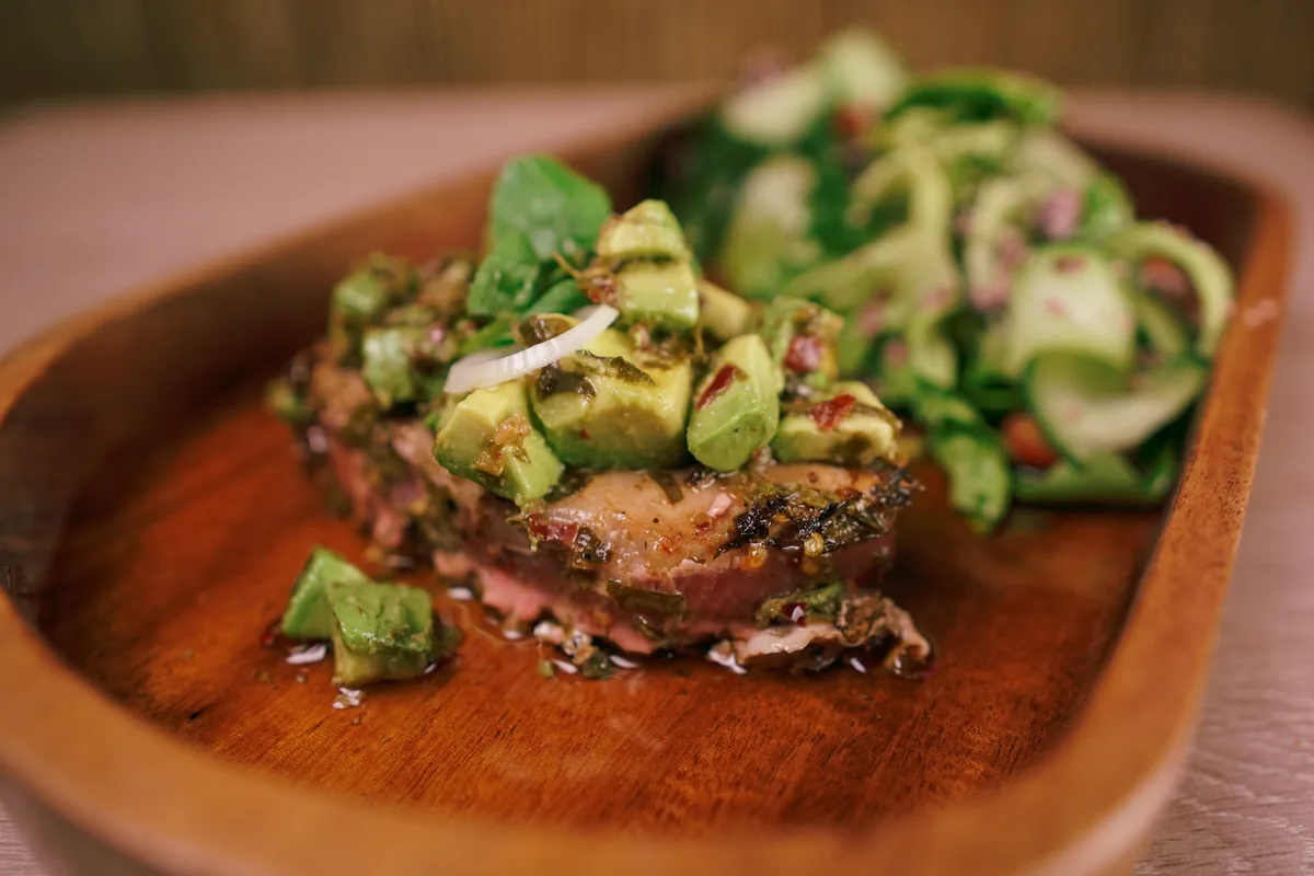 Fotografía gastronómica de restaurante: tostadas de aguachile con aguacate, toma 85
