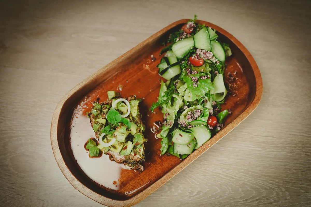 Fotografía gastronómica de restaurante: tostadas de aguachile con aguacate, toma 86