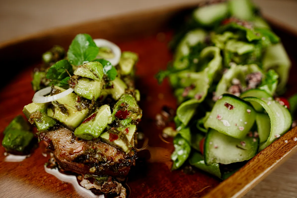 Fotografía gastronómica de restaurante: tostadas de aguachile con aguacate, toma 87
