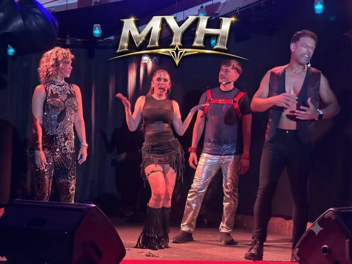 Grupo MYH en escenario con vestuario de show en Élite Show Center