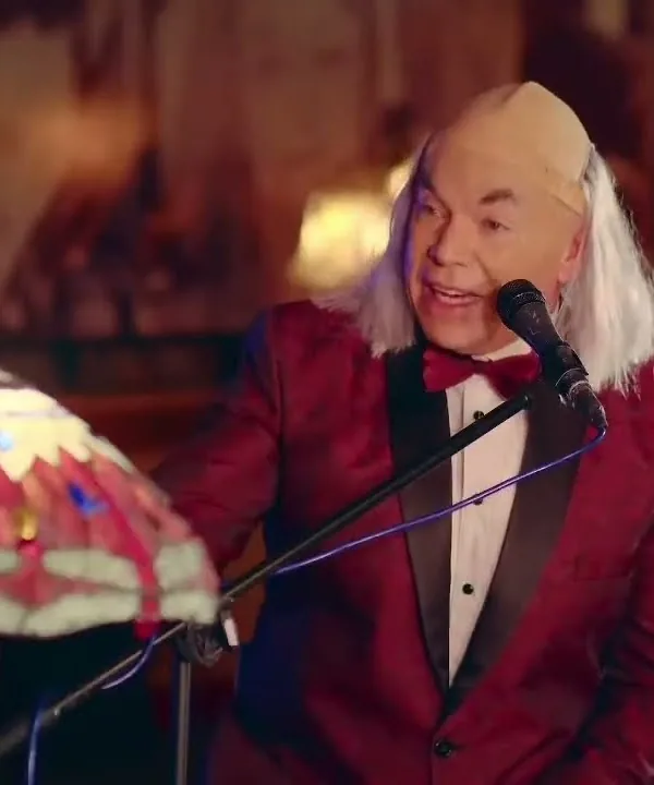 Marcos Valdés caracterizado como su padre, El Loco Valdés, cantando en vivo