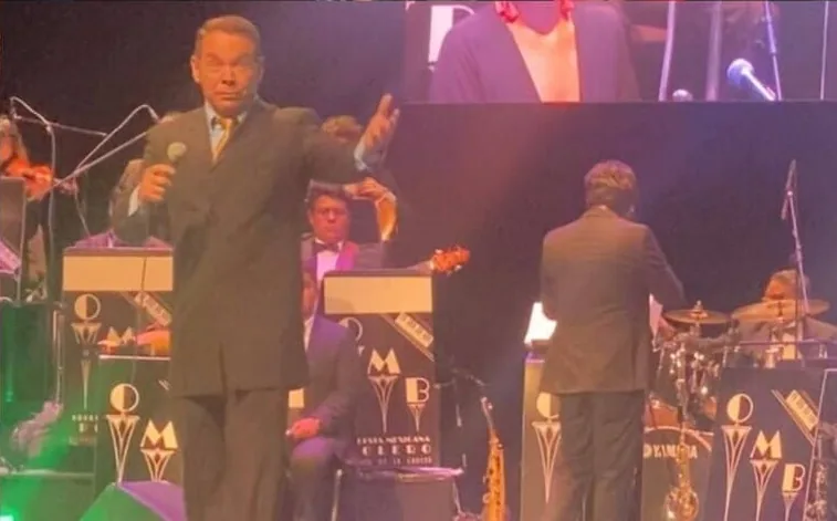 Marcos Valdés en escenario con orquesta en vivo durante su show homenaje