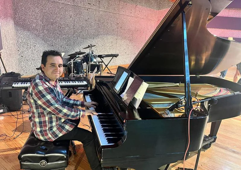 Omar Alcántara, pianista que acompaña el stand up y el show musical de Germán Valdés