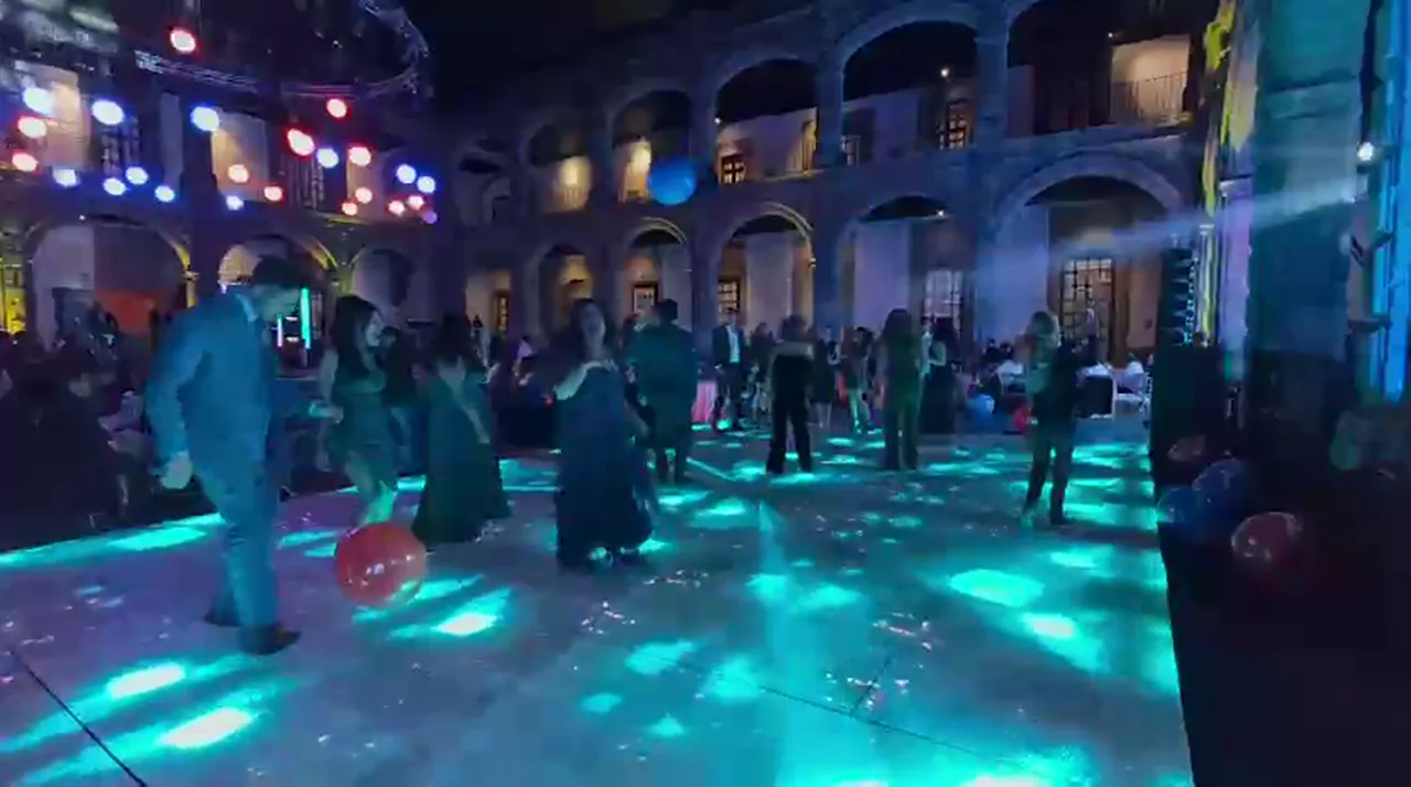 Pista LED de pantalla con visuales en un evento nocturno en la CDMX