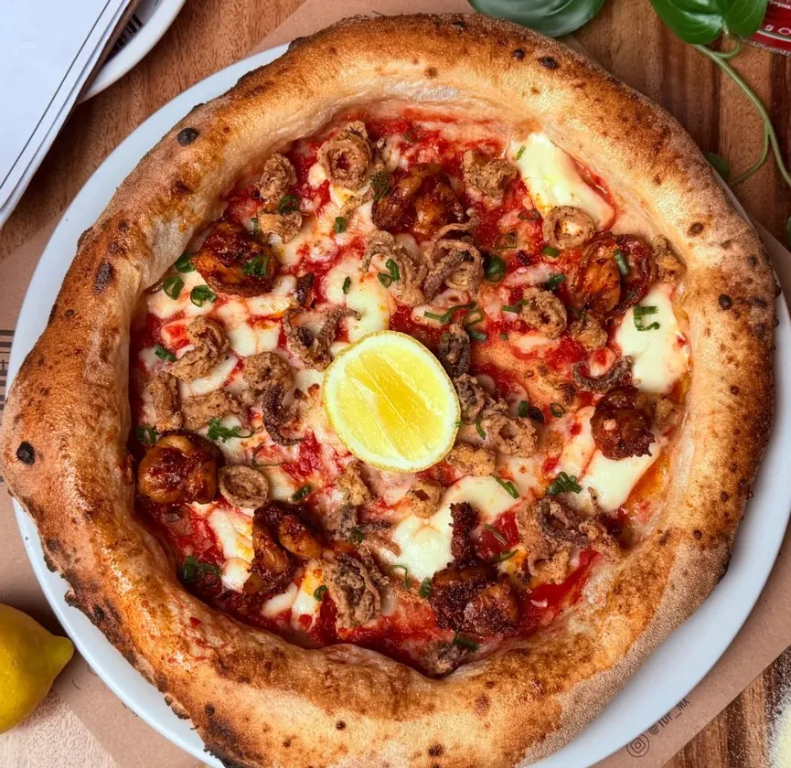 Pizza napolitana de calamar y camarón con limón amarillo