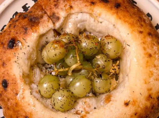 Pizzeta de camembert con uvas al horno, tomillo y miel