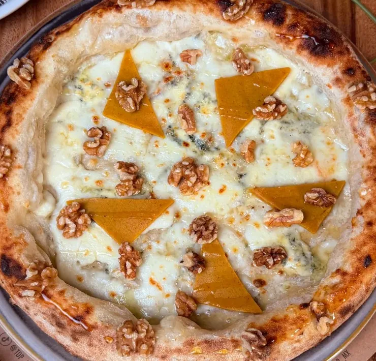 Pizza napolitana de gorgonzola con ate de guayaba y nuez