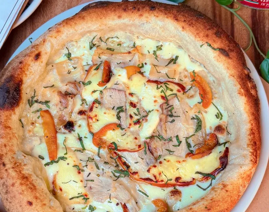 Pizza napolitana de panceta con durazno y provolone