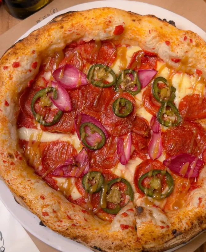 Pizza napolitana de pepperoni con chile cuaresmeño para eventos