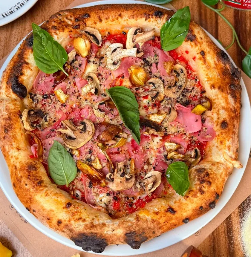 Pizza napolitana de prosciutto cotto, alcachofa y champiñón