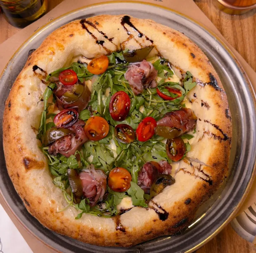Pizza napolitana de jamón serrano, higo, arúgula y balsámico