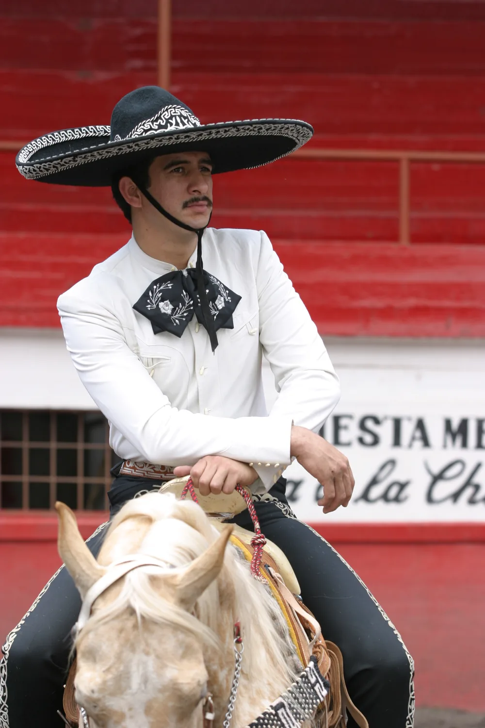 Sergio Albarrán de charro a caballo con sombrero galoneado