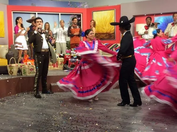 Sergio Albarrán cantando en televisión con mariachi y ballet folklórico