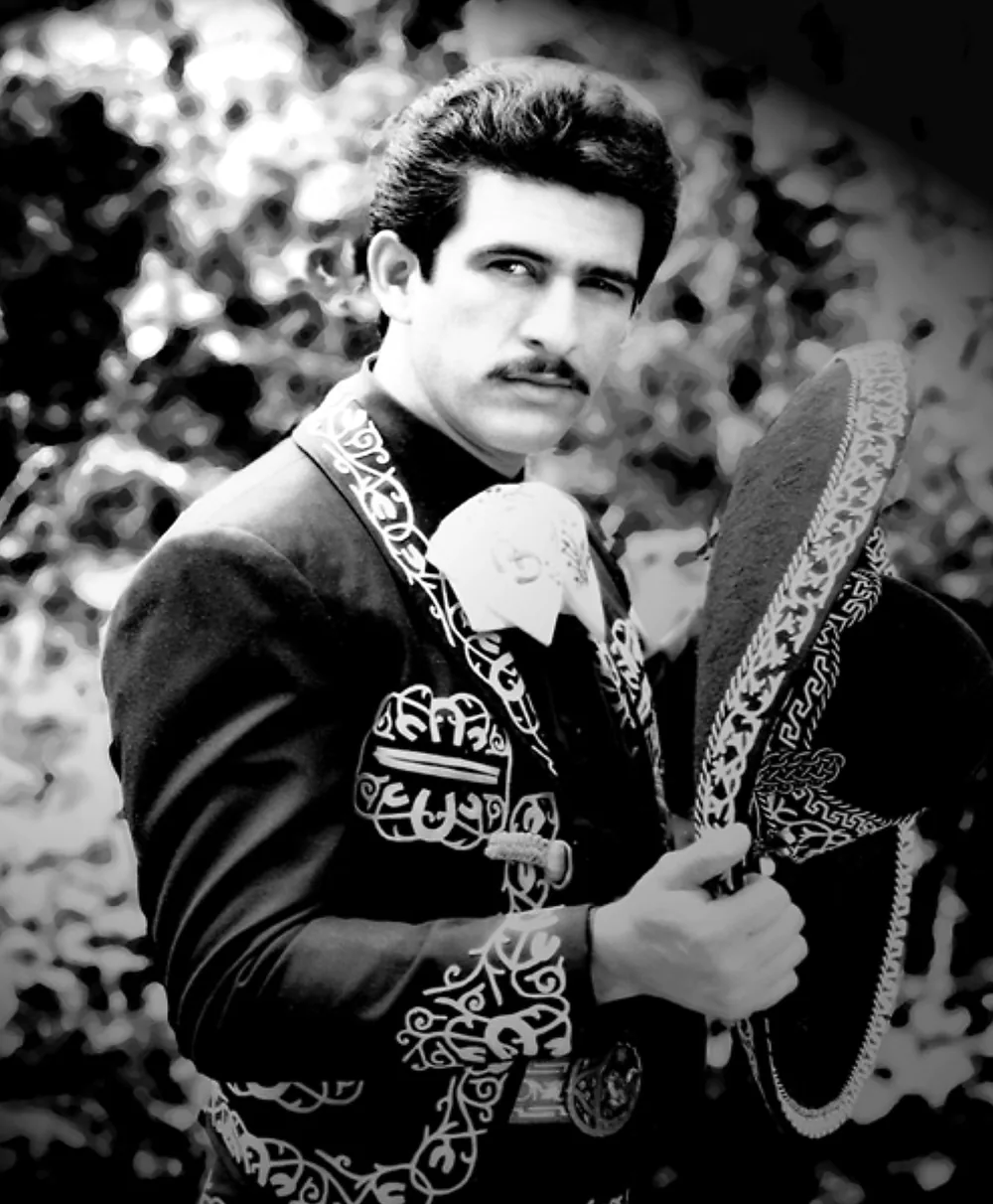 Retrato de Sergio Albarrán, ganador de La Voz del Heraldo, con traje de charro