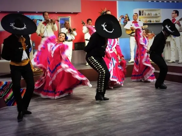Show de Sergio Albarrán con mariachi y bailarinas en vivo