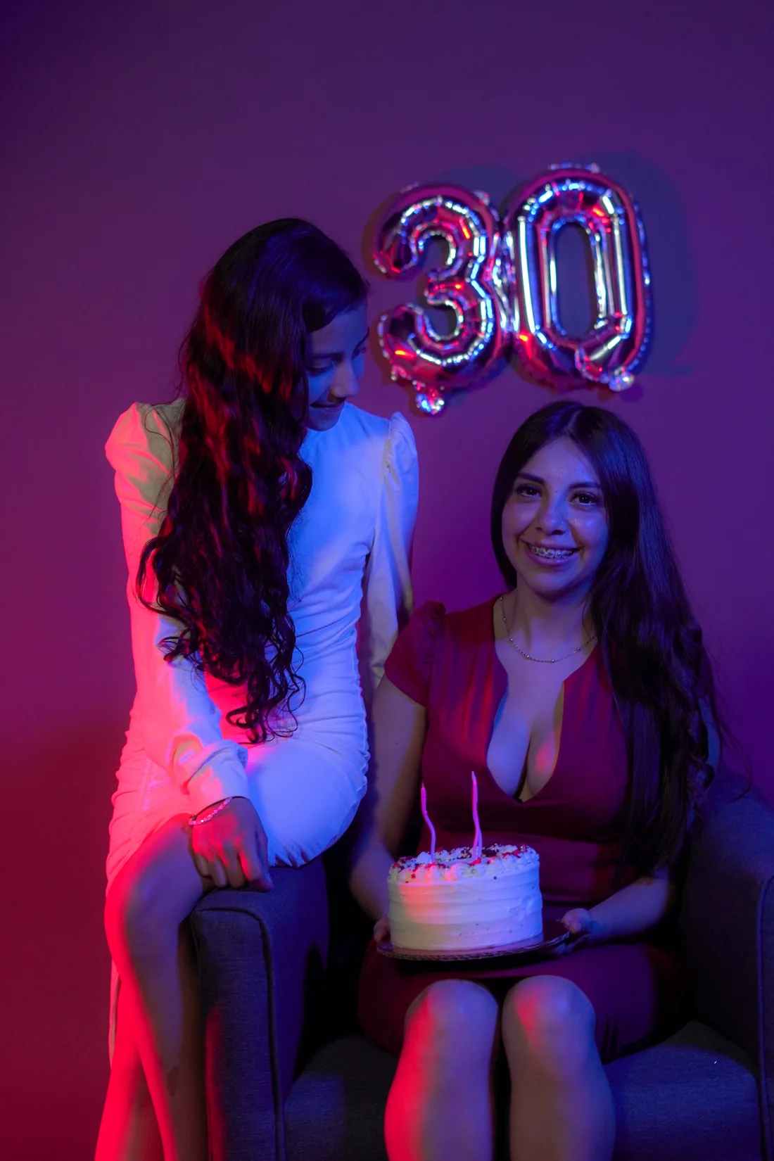 Sesión de fotos de cumpleaños en estudio con una amiga, pastel y globos, toma 57