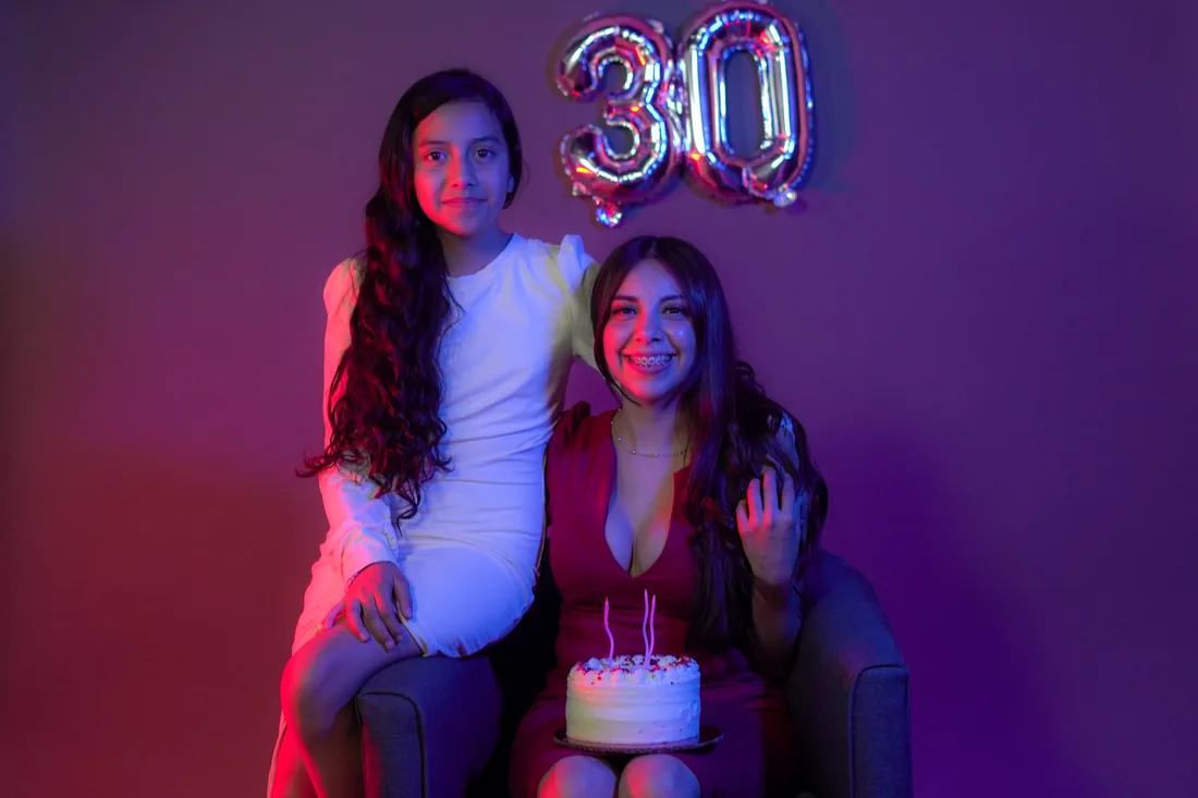 Sesión de fotos de cumpleaños en estudio con una amiga, pastel y globos, toma 58