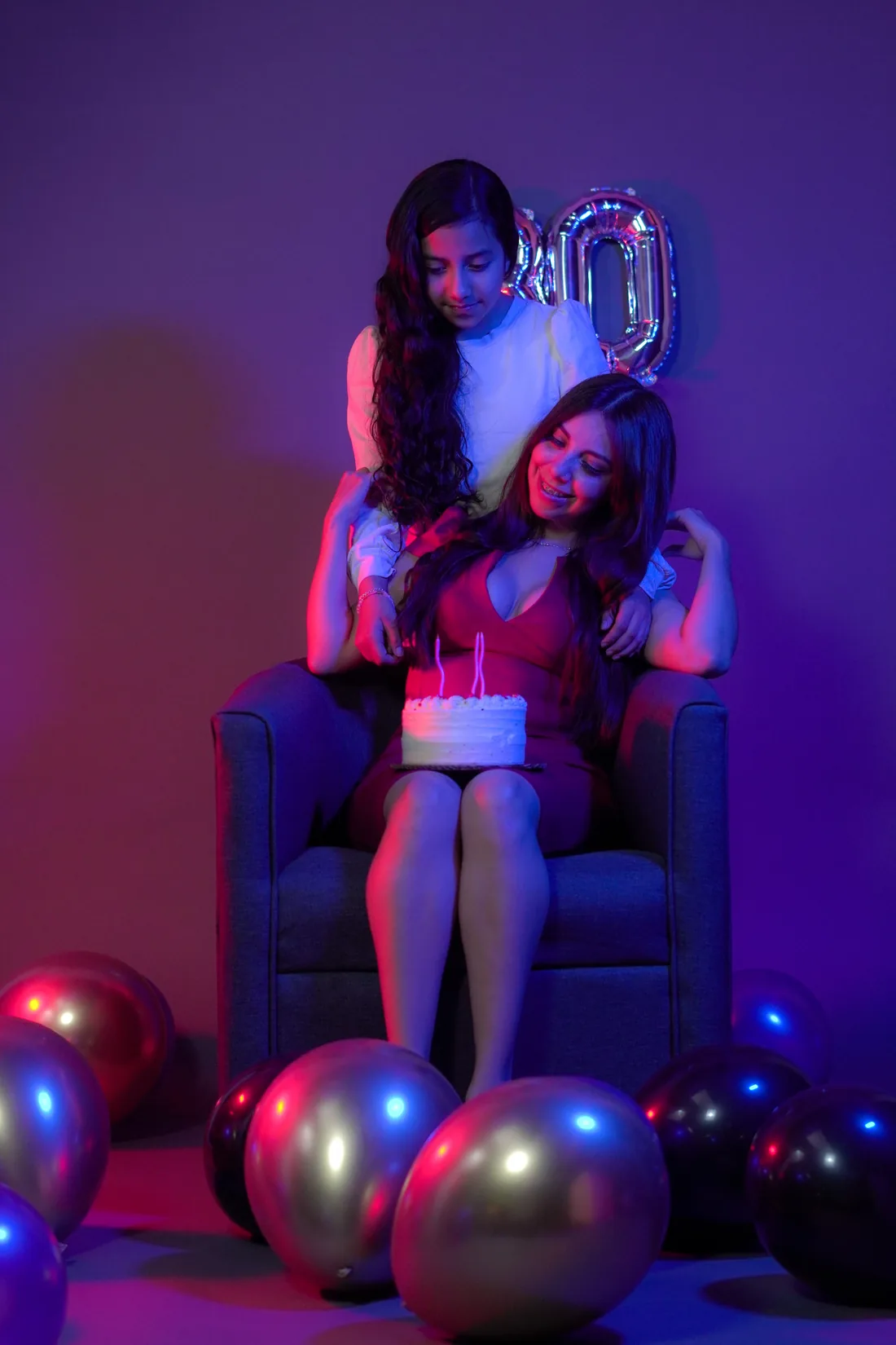 Sesión de fotos de cumpleaños en estudio con una amiga, pastel y globos, toma 59