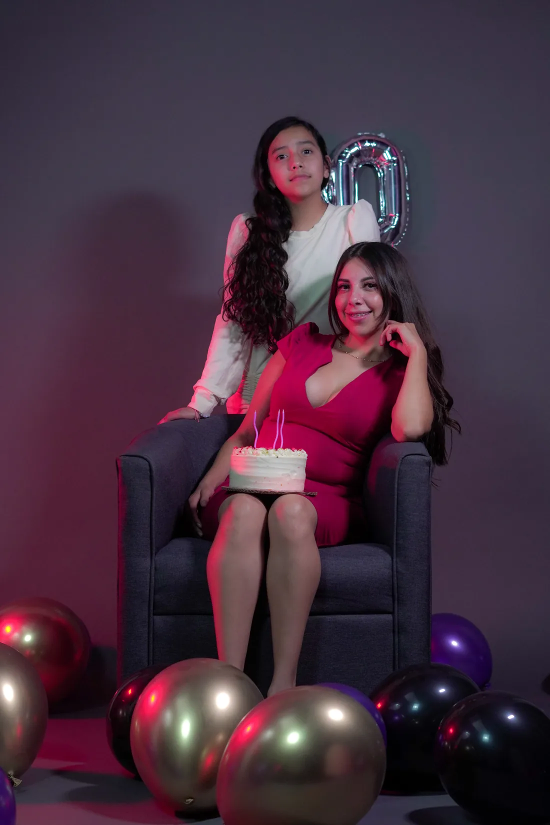 Sesión de fotos de cumpleaños en estudio con una amiga, pastel y globos, toma 62