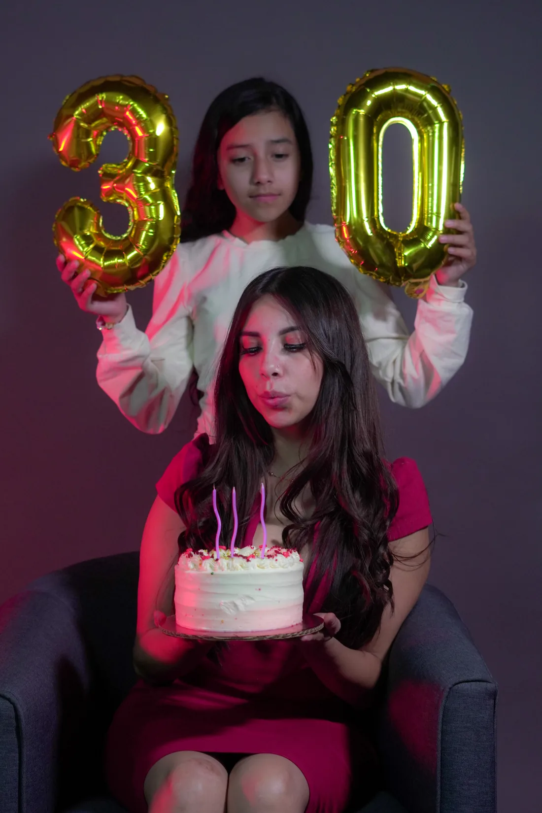 Sesión de fotos de cumpleaños en estudio con una amiga, pastel y globos, toma 65