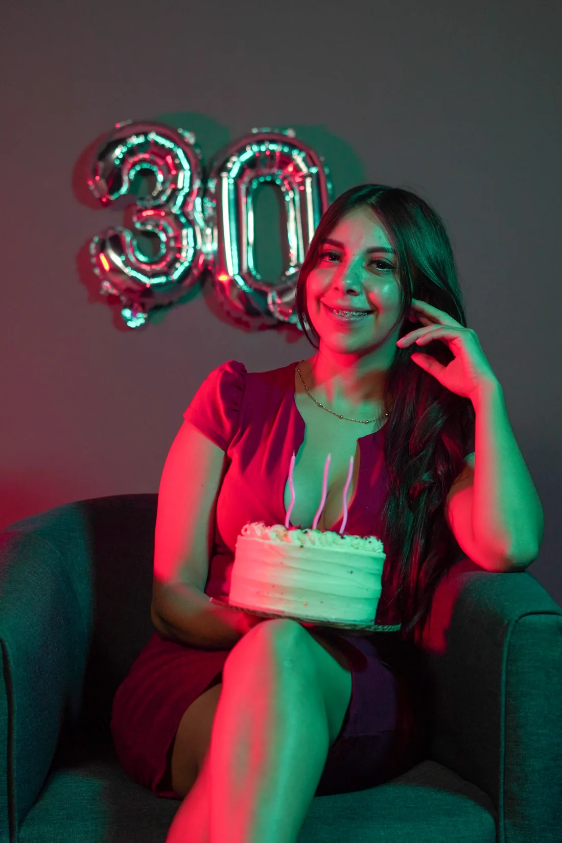 Sesión de fotos de cumpleaños en estudio con pastel y globos en sillón de estudio, toma 48