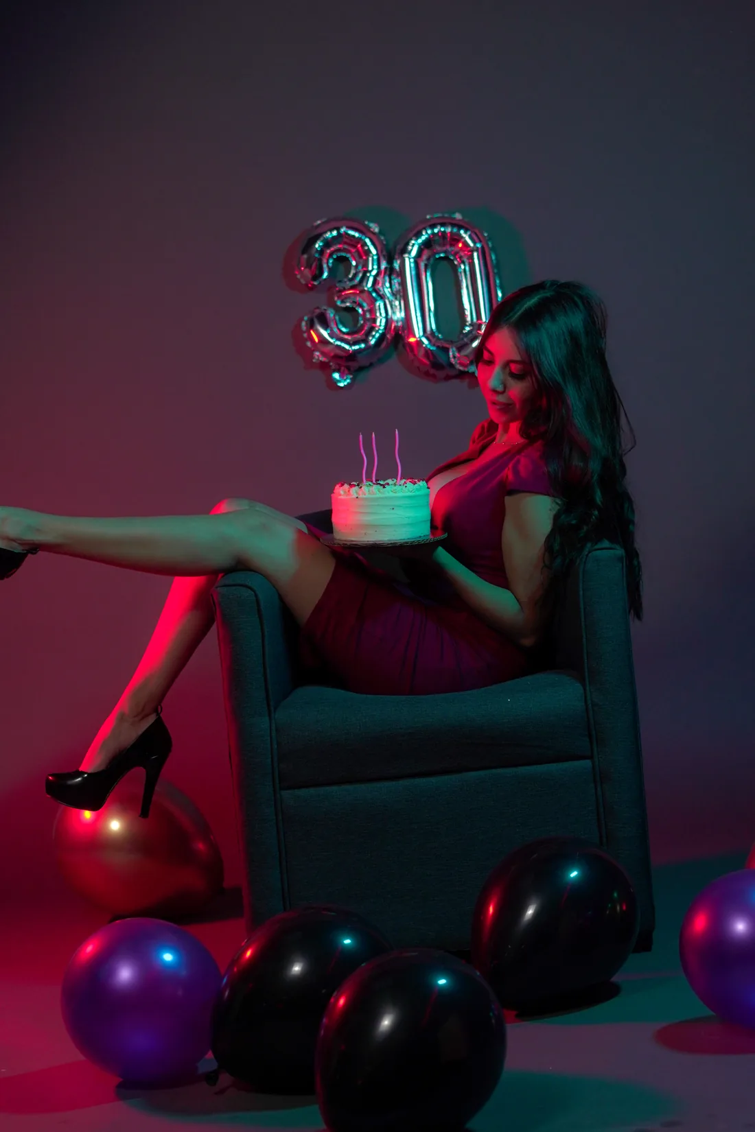 Sesión de fotos de cumpleaños en estudio con pastel y globos en sillón de estudio, toma 49