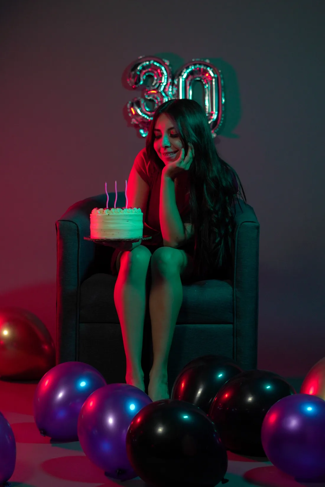 Sesión de fotos de cumpleaños en estudio con pastel y globos en sillón de estudio, toma 51