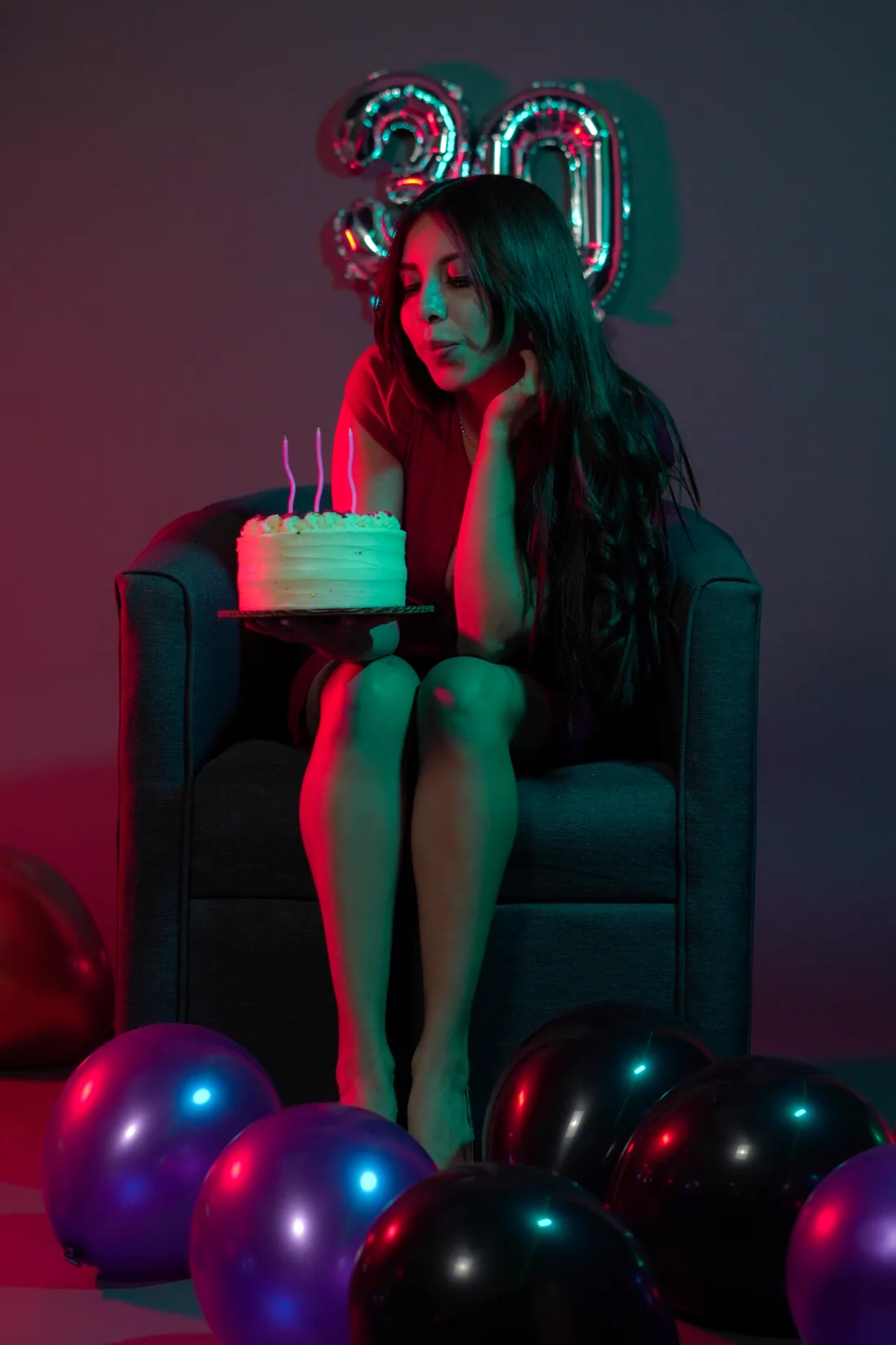 Sesión de fotos de cumpleaños en estudio con pastel y globos en sillón de estudio, toma 52
