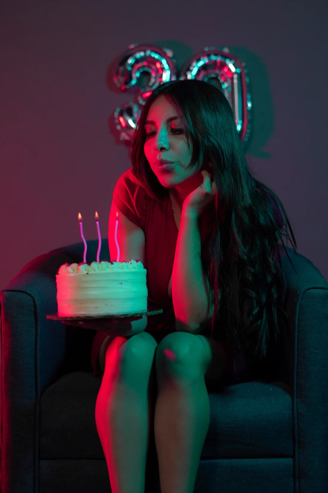Sesión de fotos de cumpleaños en estudio con pastel y globos en sillón de estudio, toma 53