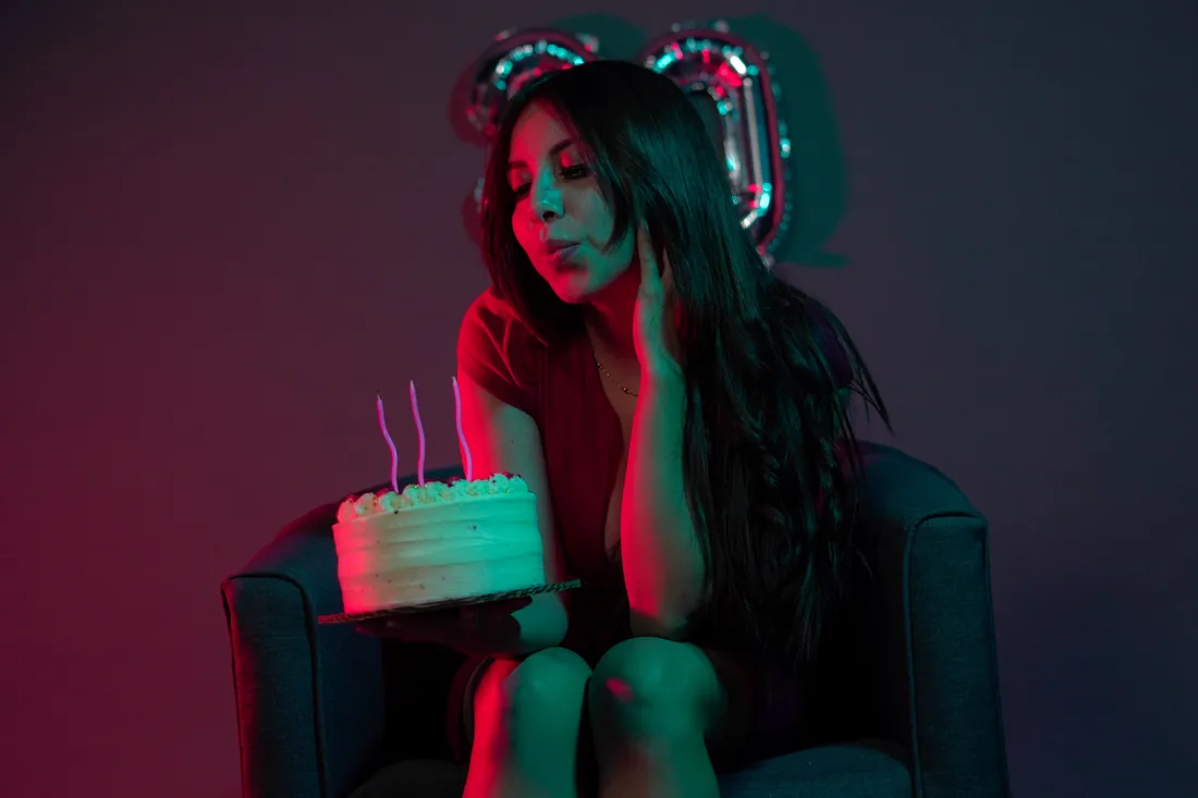 Sesión de fotos de cumpleaños en estudio con pastel y globos en sillón de estudio, toma 54