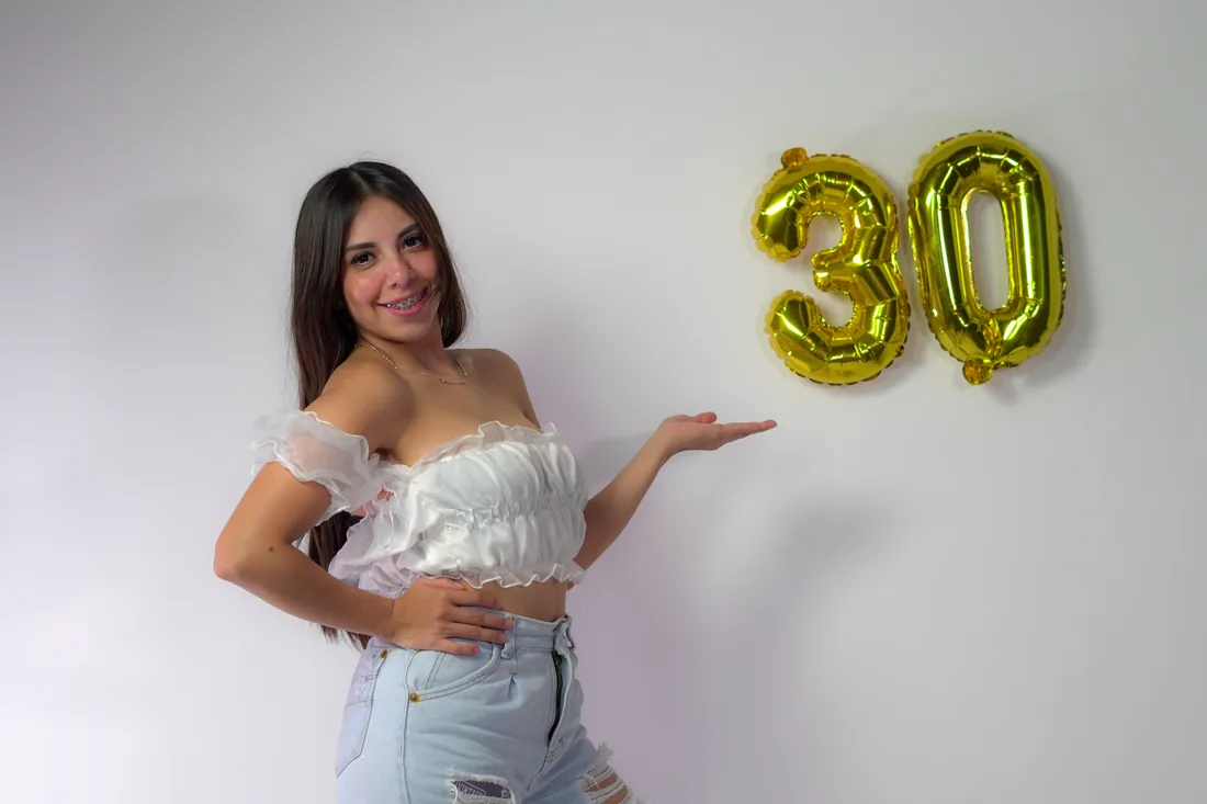 Sesión de fotos de cumpleaños en estudio con top blanco, jeans y globos dorados, toma 72