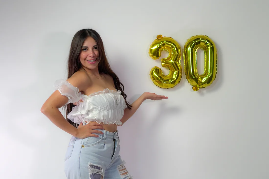 Sesión de fotos de cumpleaños en estudio con top blanco, jeans y globos dorados, toma 73