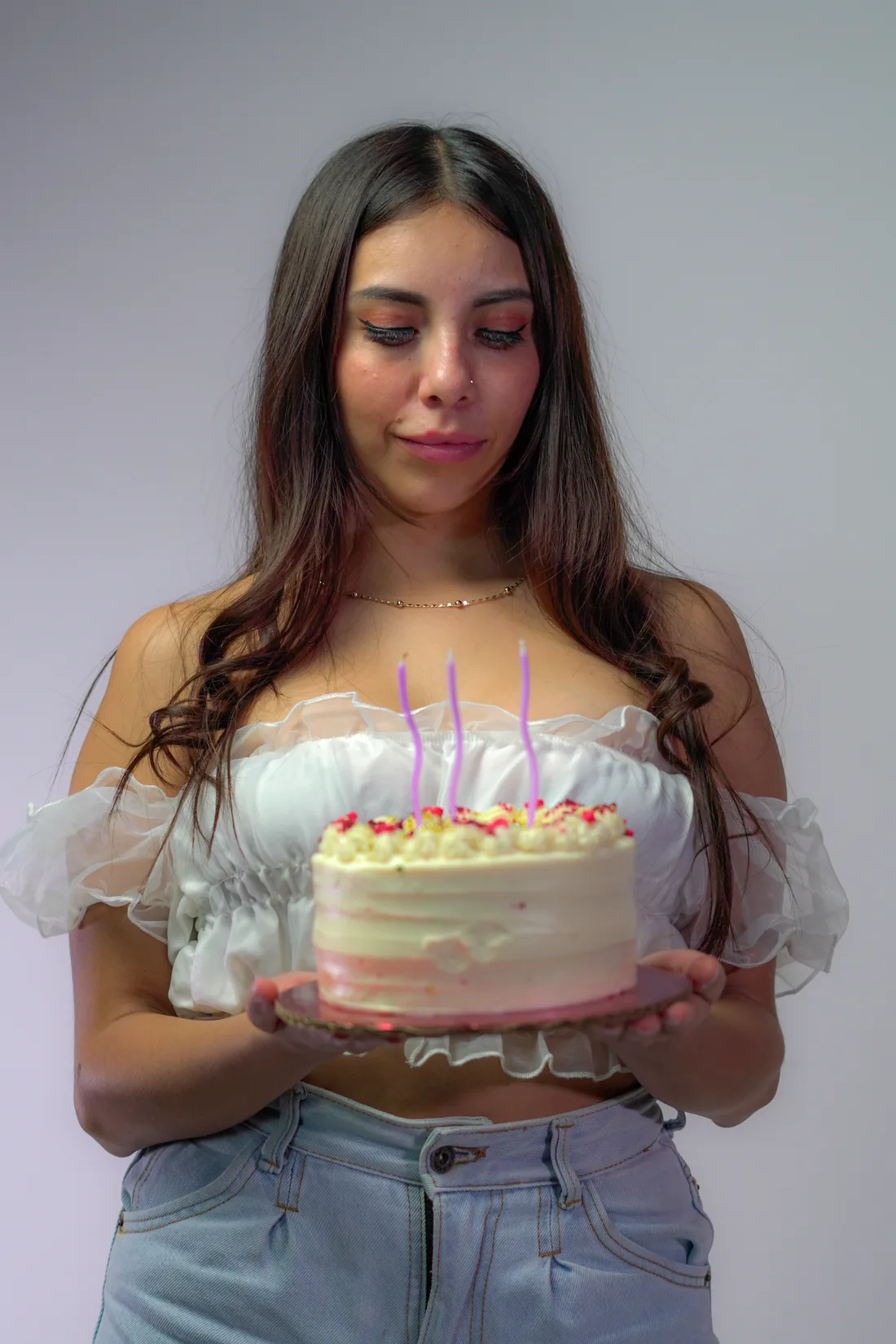 Sesión de fotos de cumpleaños en estudio con top blanco, jeans y globos dorados, toma 75
