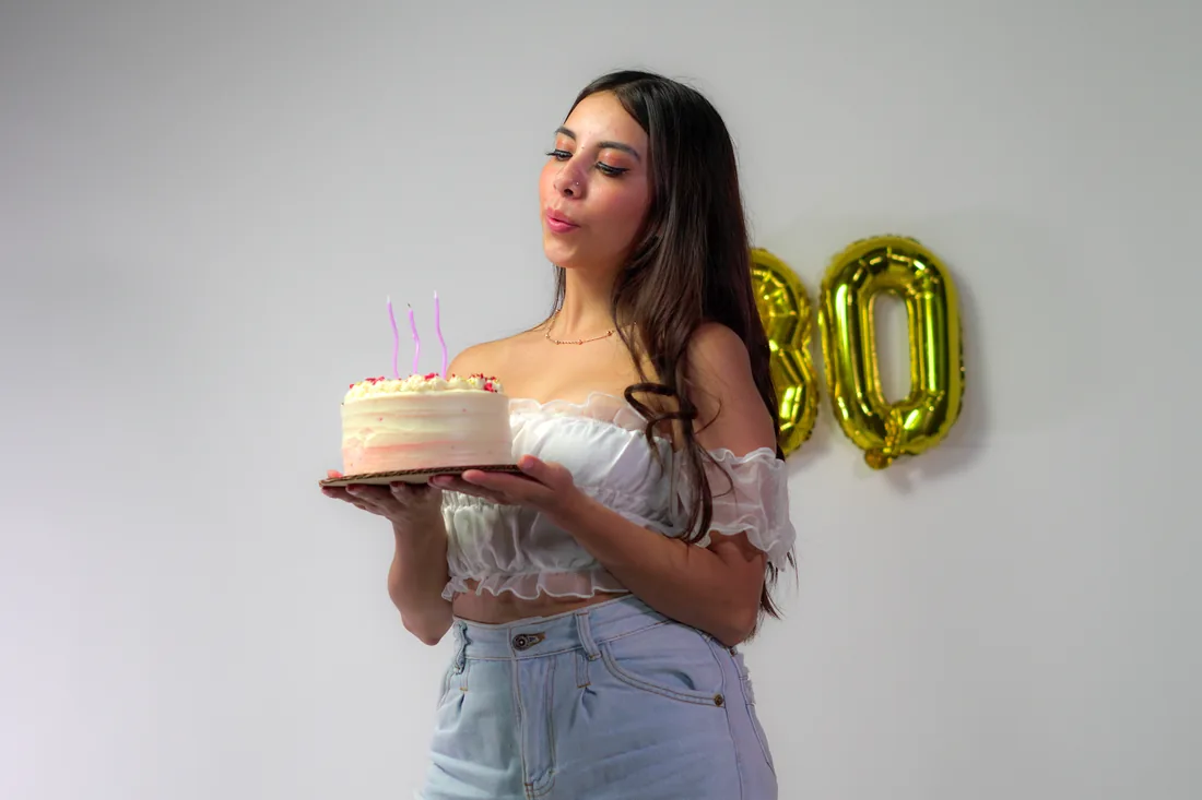 Sesión de fotos de cumpleaños en estudio con top blanco, jeans y globos dorados, toma 76